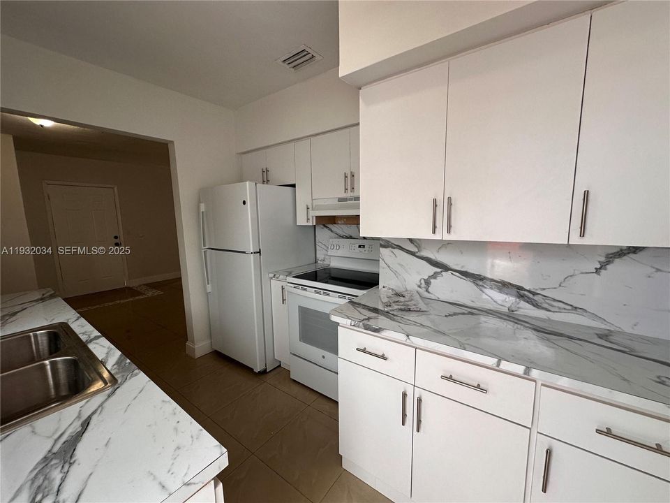 出租: $3,150 (3 贝兹, 1 浴室, 975 平方英尺)