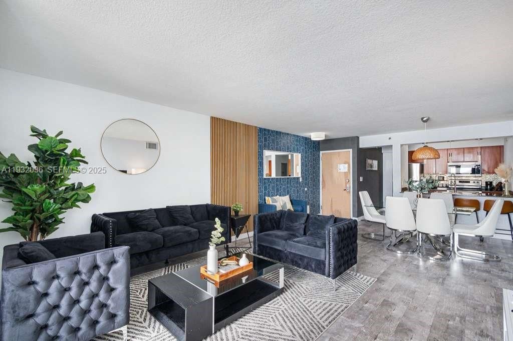 En Venta: $1,100,000 (3 camas, 2 baños, 1232 Pies cuadrados)