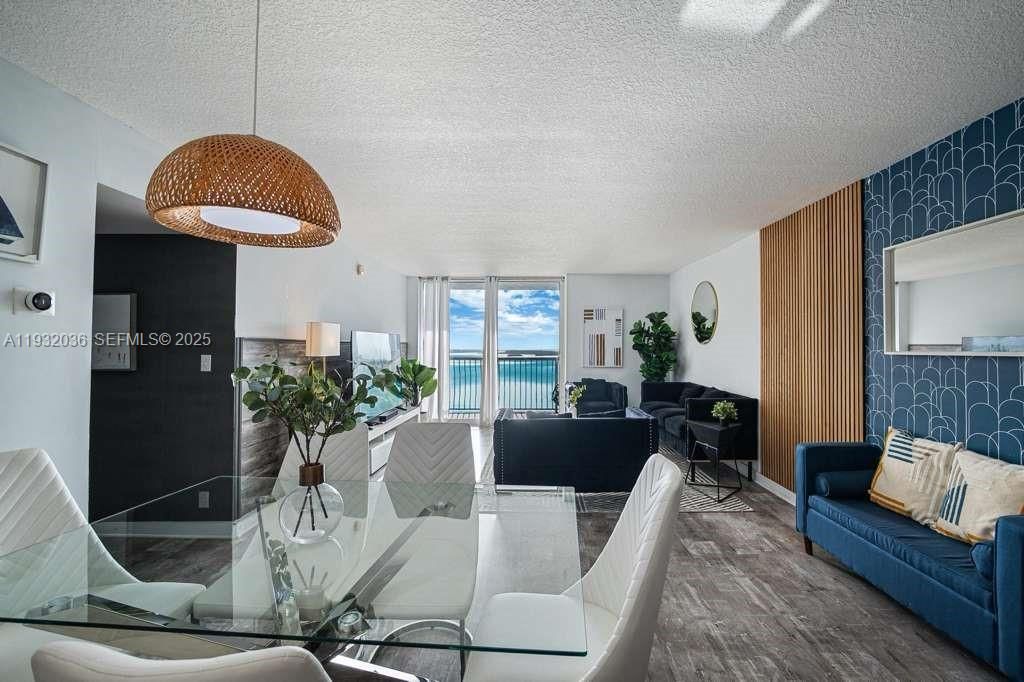 En Venta: $1,100,000 (3 camas, 2 baños, 1232 Pies cuadrados)