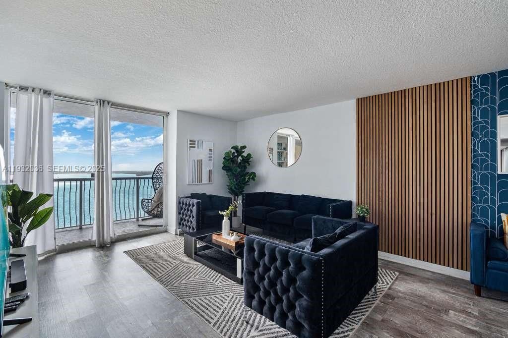 En Venta: $1,100,000 (3 camas, 2 baños, 1232 Pies cuadrados)