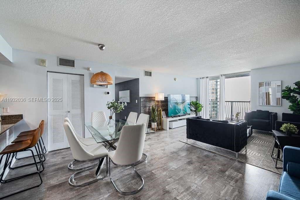 En Venta: $1,100,000 (3 camas, 2 baños, 1232 Pies cuadrados)