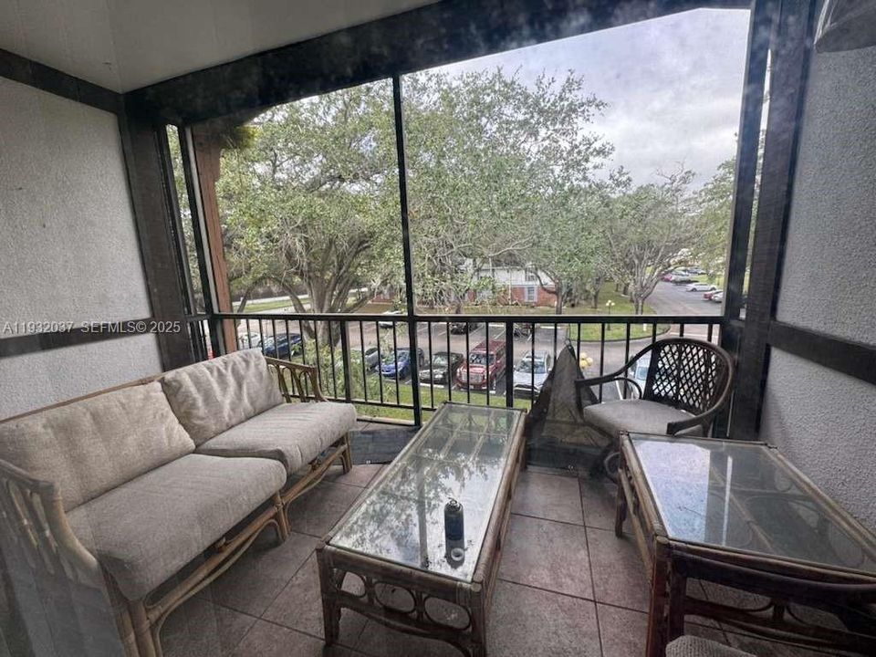 For Sale: $105,000 (1 beds, 1 baths, 800 Square Feet)