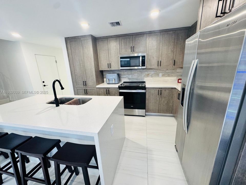 出租: $3,950 (5 贝兹, 3 浴室, 1810 平方英尺)