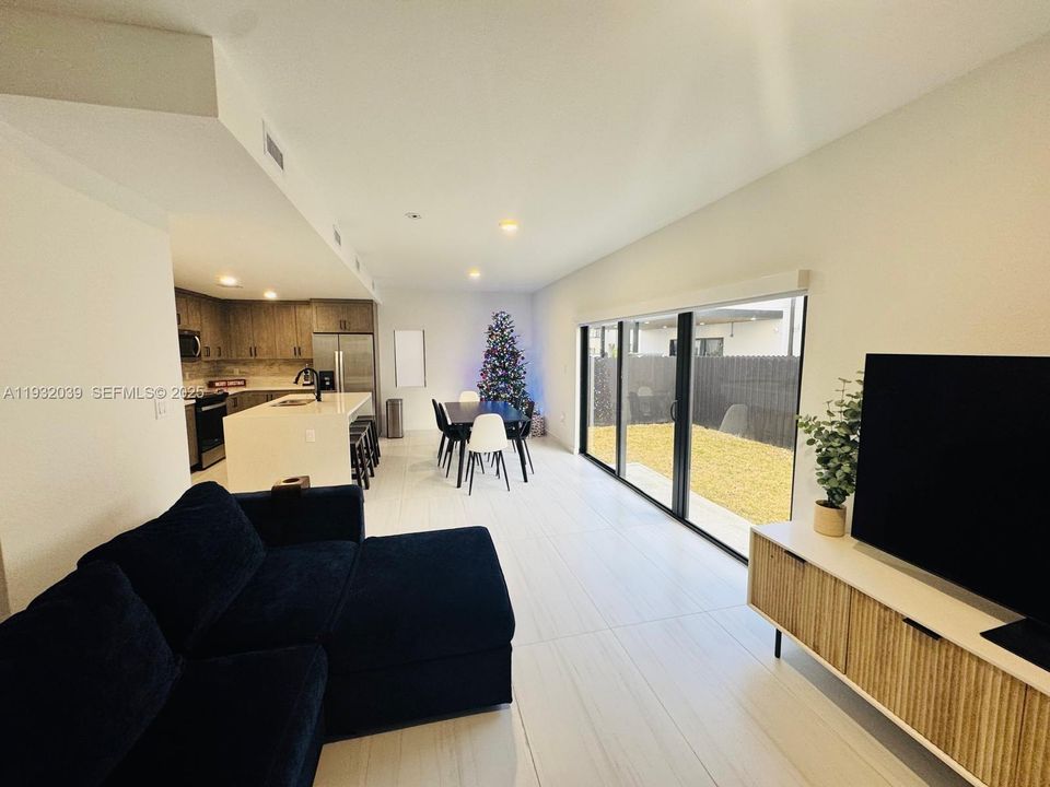 出租: $3,950 (5 贝兹, 3 浴室, 1810 平方英尺)