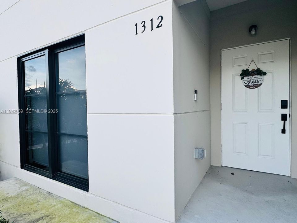 出租: $3,950 (5 贝兹, 3 浴室, 1810 平方英尺)