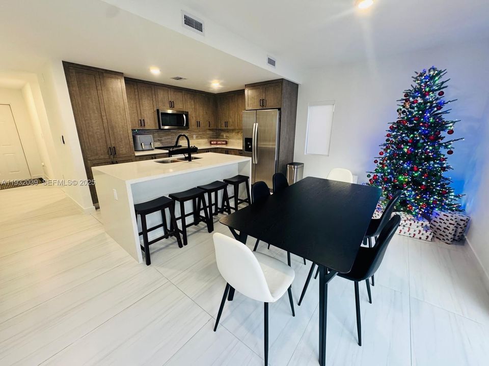 出租: $3,950 (5 贝兹, 3 浴室, 1810 平方英尺)