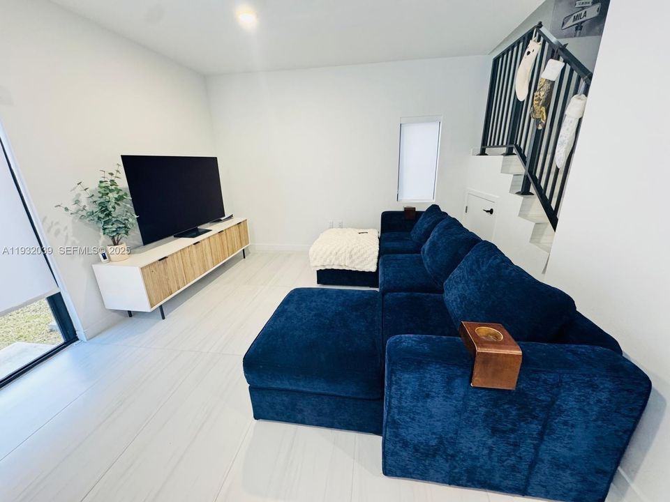 出租: $3,950 (5 贝兹, 3 浴室, 1810 平方英尺)