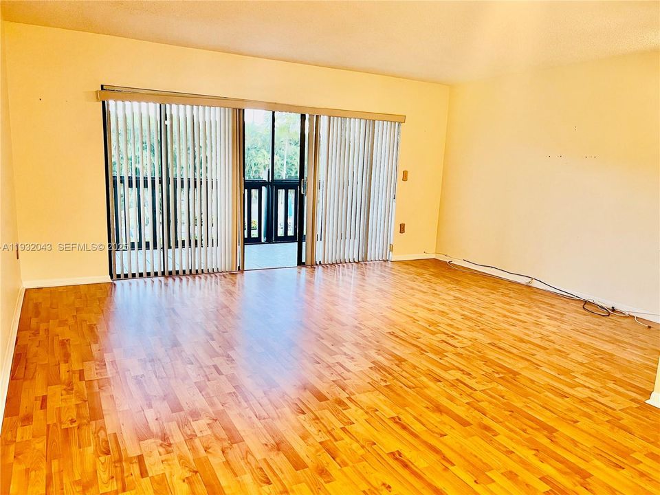 待售: $235,000 (2 贝兹, 2 浴室, 1210 平方英尺)