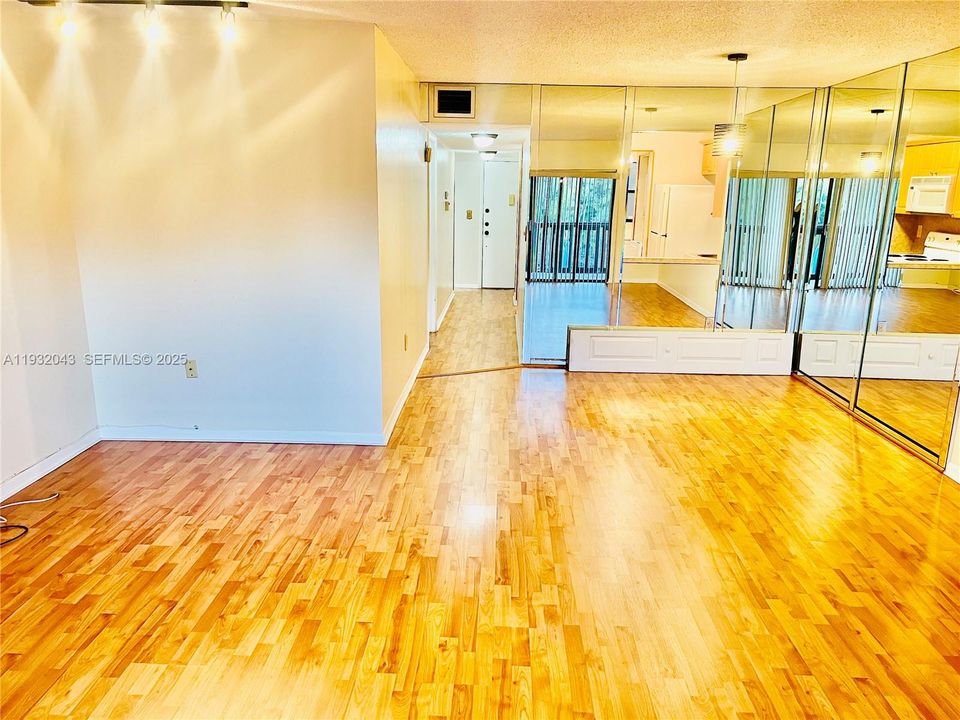 待售: $235,000 (2 贝兹, 2 浴室, 1210 平方英尺)