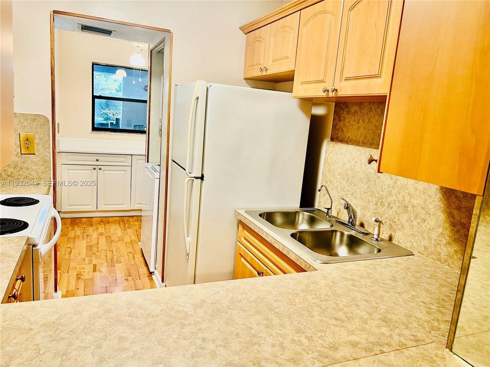 待售: $235,000 (2 贝兹, 2 浴室, 1210 平方英尺)