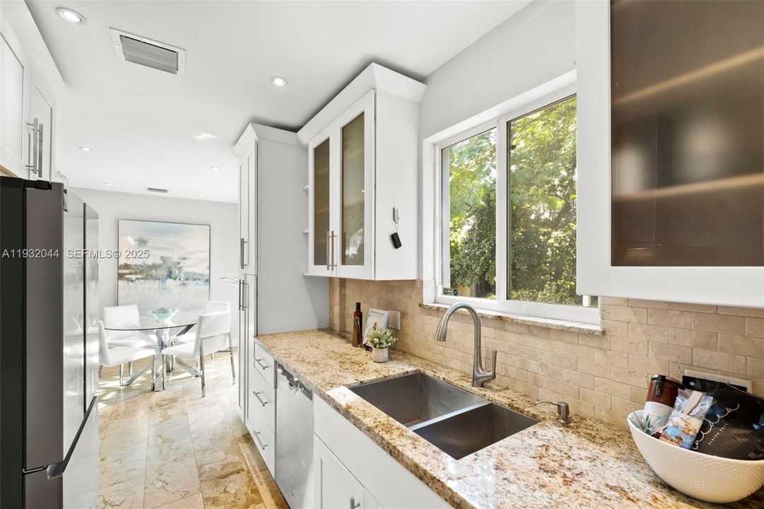 待售: $939,000 (3 贝兹, 1 浴室, 1327 平方英尺)