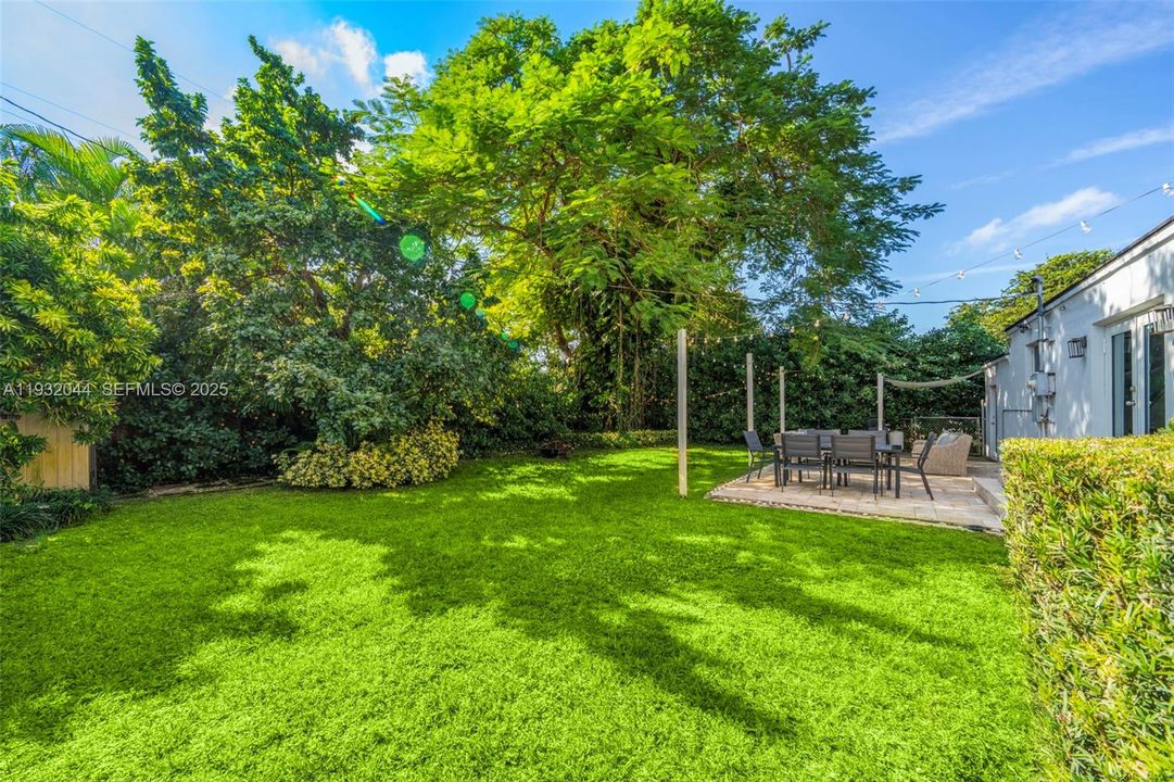 待售: $939,000 (3 贝兹, 1 浴室, 1327 平方英尺)