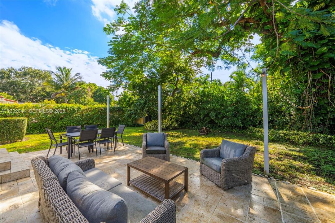 待售: $939,000 (3 贝兹, 1 浴室, 1327 平方英尺)