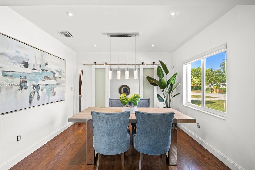 待售: $939,000 (3 贝兹, 1 浴室, 1327 平方英尺)