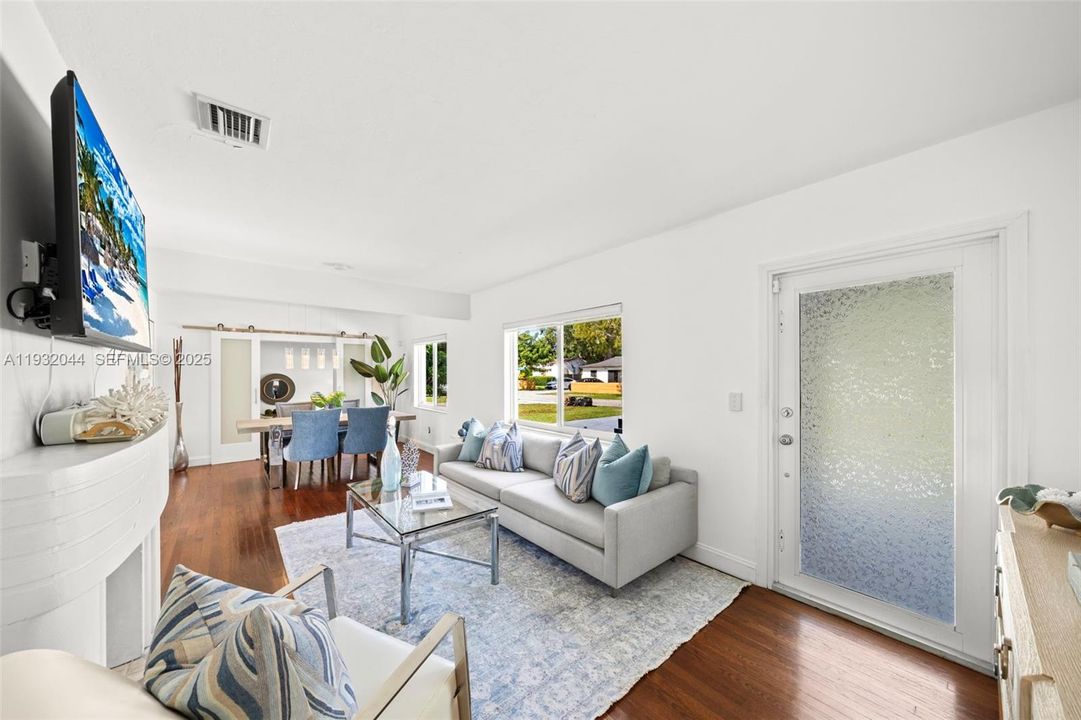 待售: $939,000 (3 贝兹, 1 浴室, 1327 平方英尺)