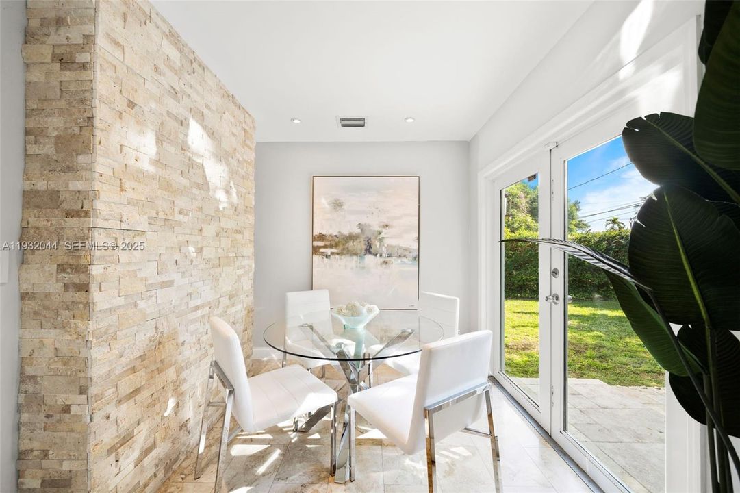 待售: $939,000 (3 贝兹, 1 浴室, 1327 平方英尺)