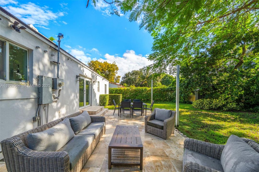 待售: $939,000 (3 贝兹, 1 浴室, 1327 平方英尺)