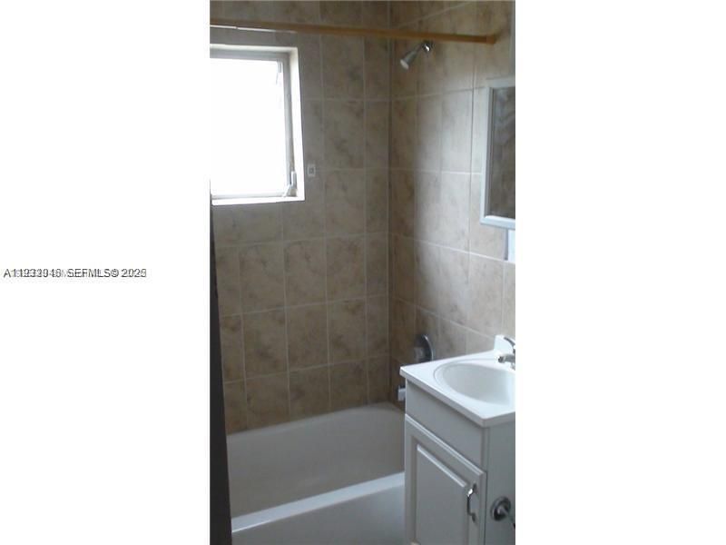 出租: $1,600 (0 贝兹, 1 浴室, 390 平方英尺)