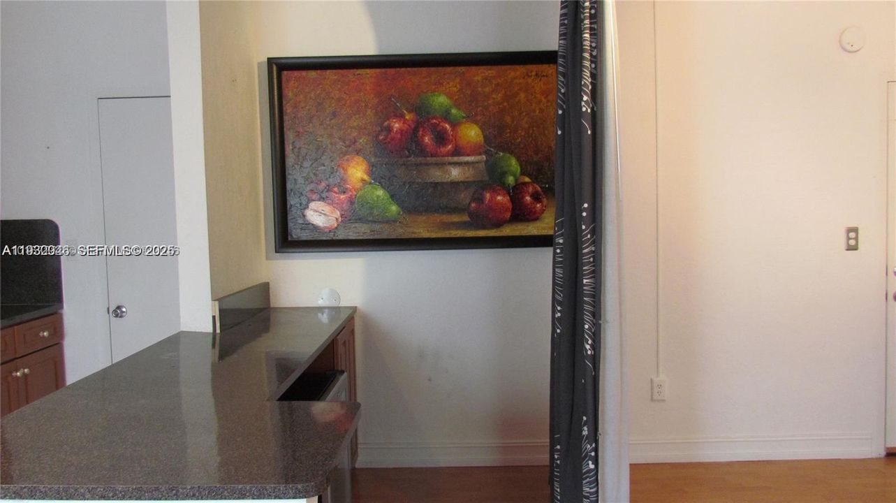 出租: $1,600 (0 贝兹, 1 浴室, 390 平方英尺)