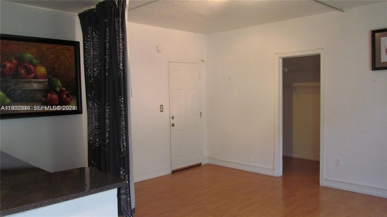 出租: $1,600 (0 贝兹, 1 浴室, 390 平方英尺)