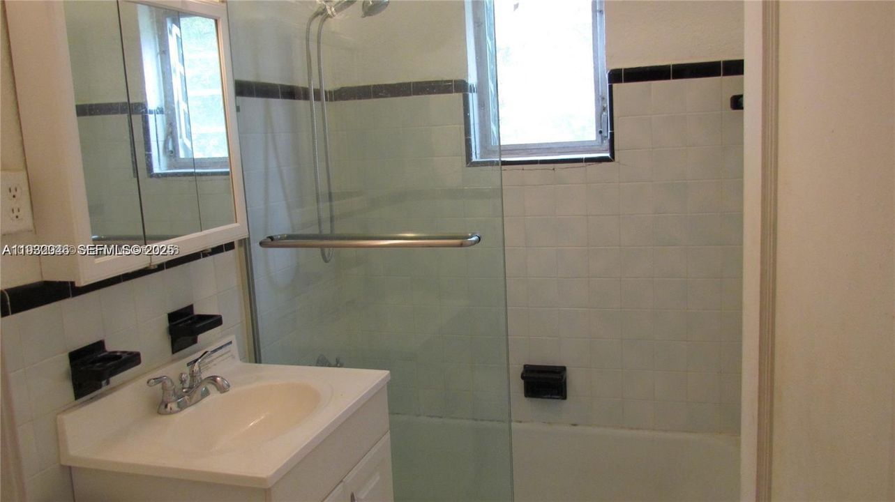 出租: $1,600 (0 贝兹, 1 浴室, 390 平方英尺)