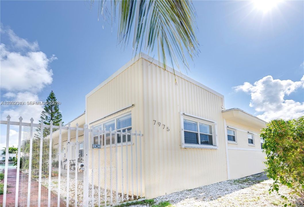 For Rent: $2,500 (2 beds, 2 baths, 900 Square Feet)