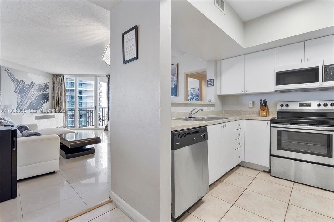For Sale: $645,000 (2 beds, 2 baths, 1330 Square Feet)