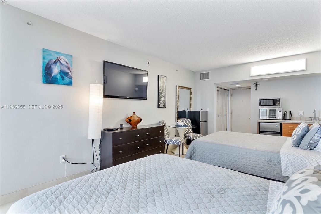 For Sale: $645,000 (2 beds, 2 baths, 1330 Square Feet)