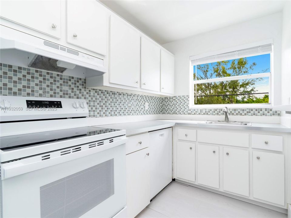 出租: $2,550 (3 贝兹, 2 浴室, 20552 平方英尺)