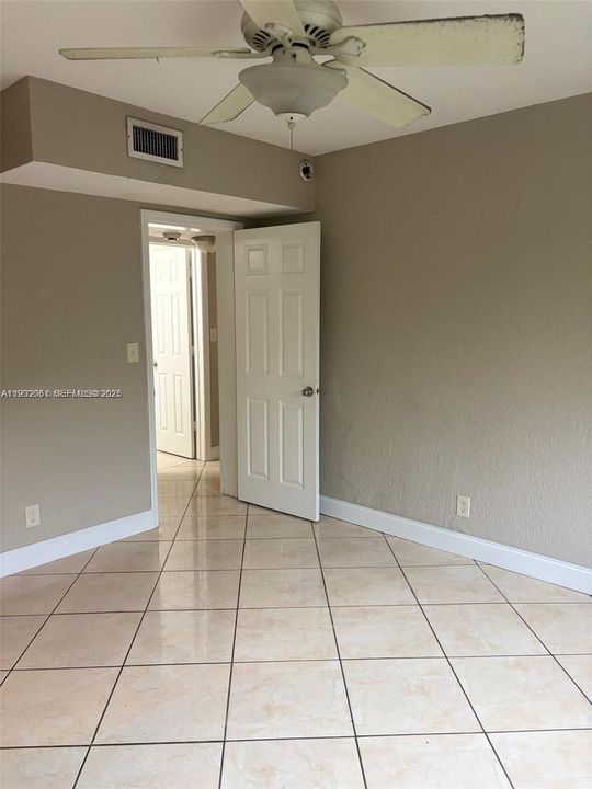 待售: $190,000 (2 贝兹, 2 浴室, 882 平方英尺)