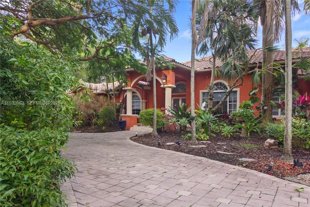 En Venta: $4,100,000 (6 camas, 5 baños, 4841 Pies cuadrados)