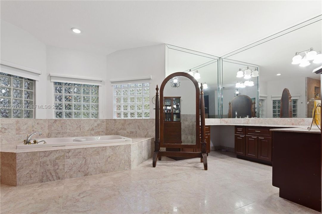 En Venta: $4,100,000 (6 camas, 5 baños, 4841 Pies cuadrados)