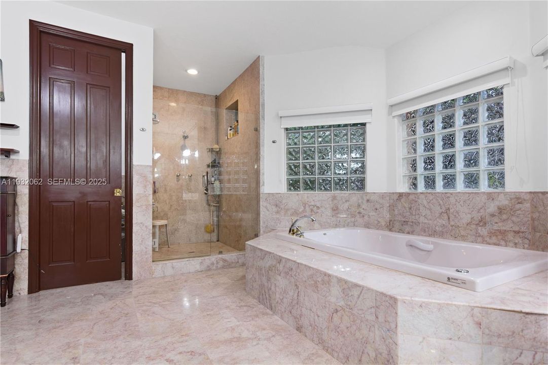 En Venta: $4,100,000 (6 camas, 5 baños, 4841 Pies cuadrados)