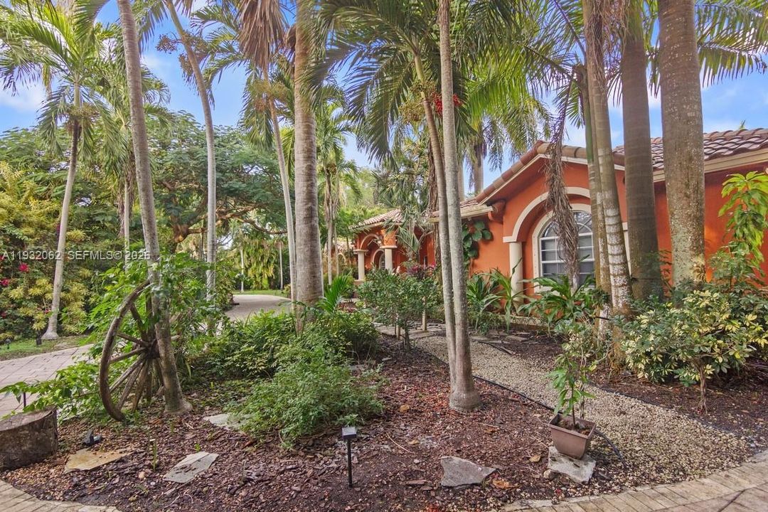 For Sale: $4,100,000 (6 beds, 5 baths, 4841 Square Feet)