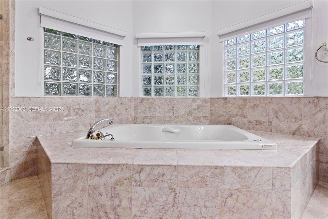 En Venta: $4,100,000 (6 camas, 5 baños, 4841 Pies cuadrados)