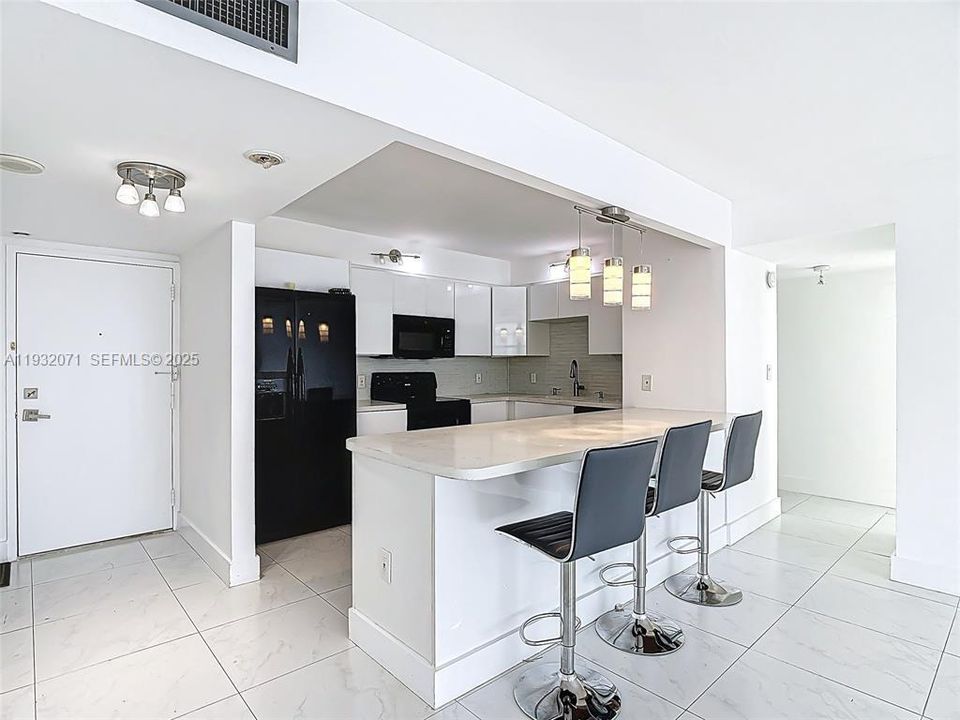 For Sale: $450,000 (2 beds, 2 baths, 1466 Square Feet)