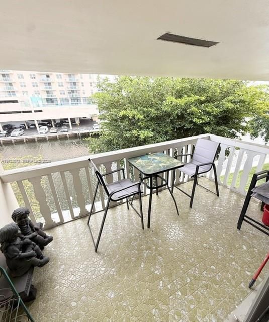 For Sale: $169,000 (1 beds, 1 baths, 700 Square Feet)