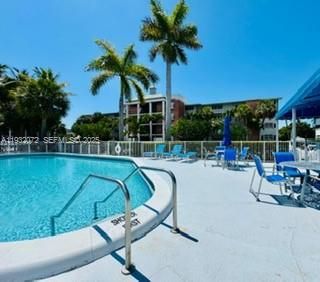 For Sale: $169,000 (1 beds, 1 baths, 700 Square Feet)