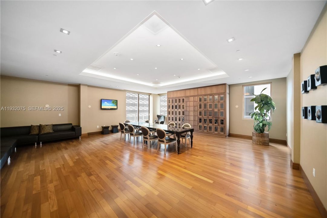 В аренду: $2,350 (0 спален, 1 ванн, 604 Квадратных фут)