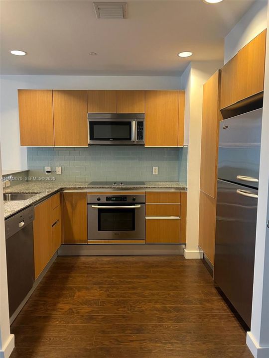 В аренду: $2,350 (0 спален, 1 ванн, 604 Квадратных фут)