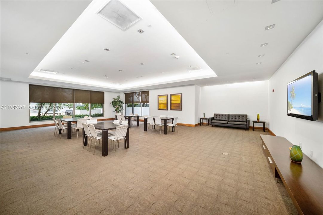 В аренду: $2,350 (0 спален, 1 ванн, 604 Квадратных фут)