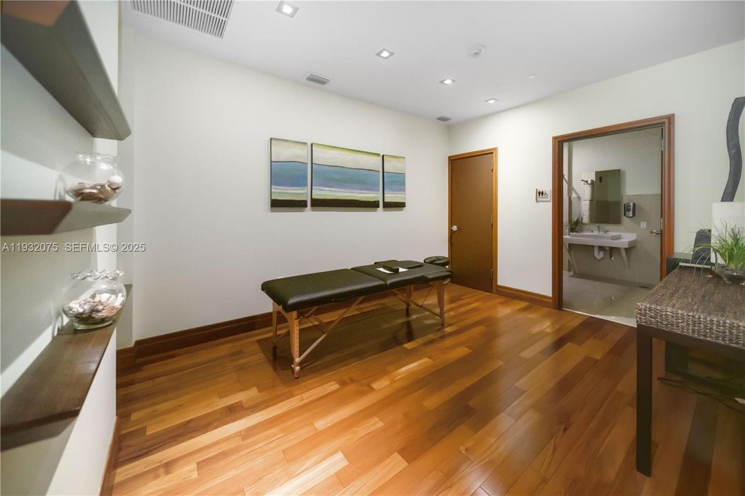 В аренду: $2,350 (0 спален, 1 ванн, 604 Квадратных фут)