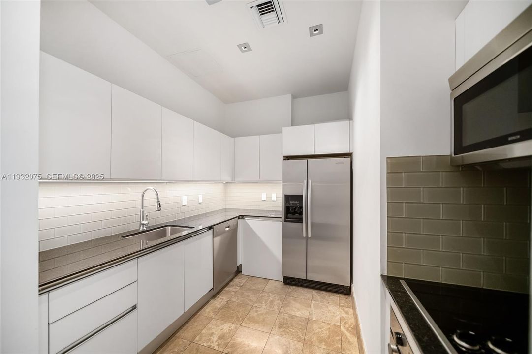 В аренду: $2,350 (0 спален, 1 ванн, 604 Квадратных фут)