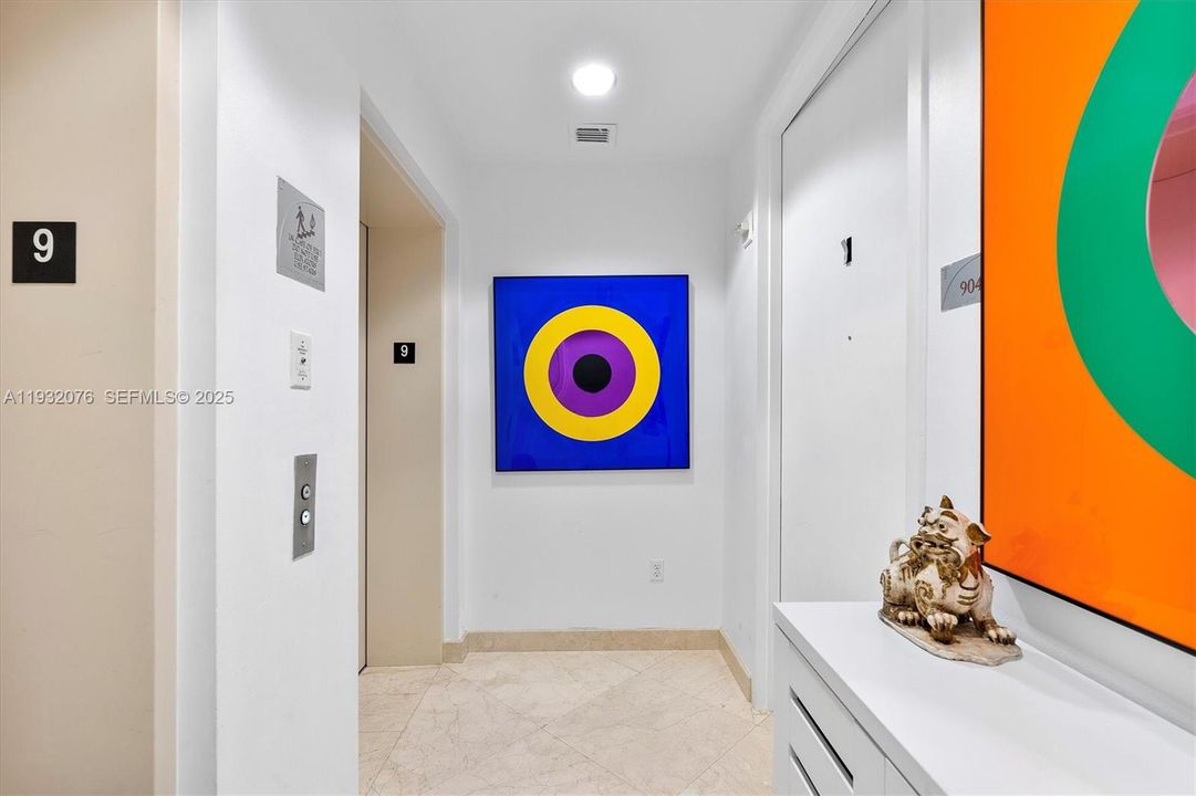 En Venta: $2,199,000 (3 camas, 3 baños, 2327 Pies cuadrados)