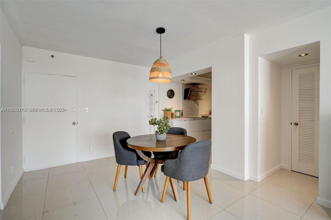 出租: $4,900 (2 贝兹, 2 浴室, 1190 平方英尺)