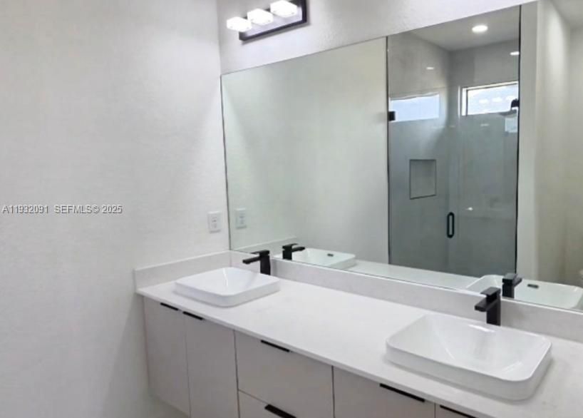 For Sale: $349,000 (3 beds, 2 baths, 1571 Square Feet)