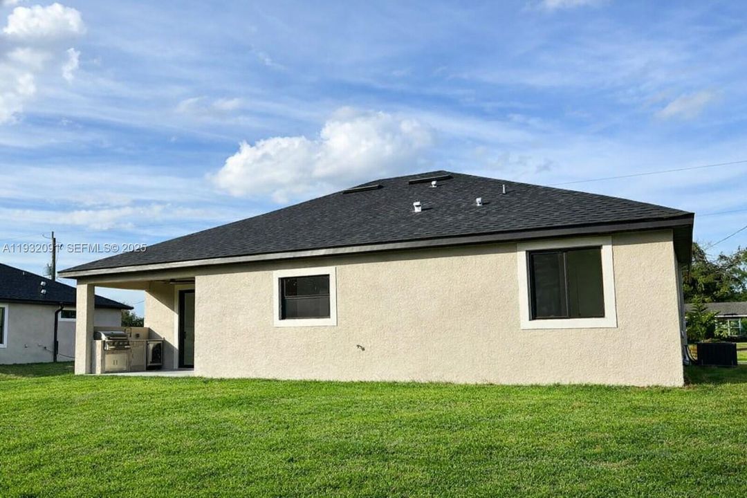 For Sale: $349,000 (3 beds, 2 baths, 1571 Square Feet)