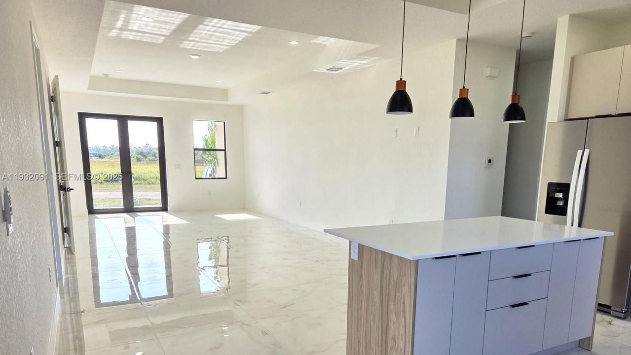 For Sale: $349,000 (3 beds, 2 baths, 1571 Square Feet)