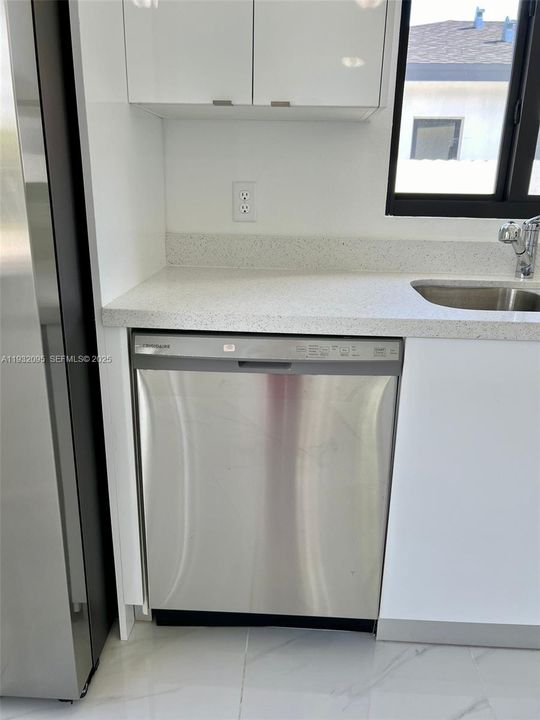 出租: $3,000 (3 贝兹, 2 浴室, 0 平方英尺)