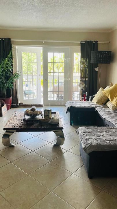 На продажу: $225,000 (1 спален, 1 ванн, 700 Квадратных фут)